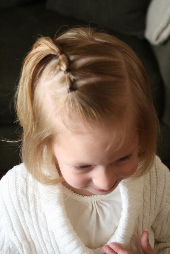 Cómo hacer unas coletas entrelazadas Peinados infantiles